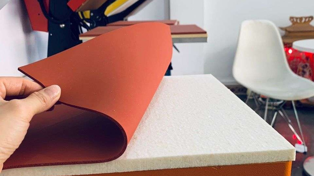 3 phụ kiện đi kèm máy ép nhiệt:Tấm silicon, tấm xốp trắng, vải chống dính