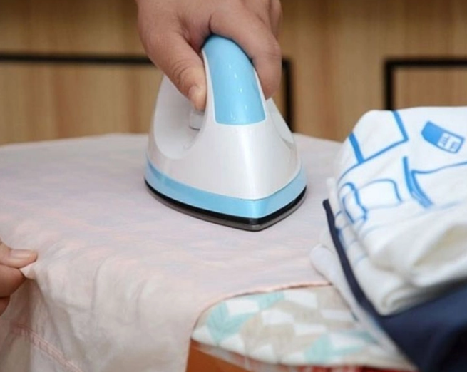 Cách tẩy mực in chuyển nhiệt trên áo bằng bàn là kết hợp khăn ẩm