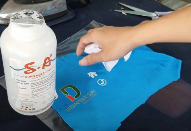 Cách tẩy mực in chuyển nhiệt trên áo bằng dung môi