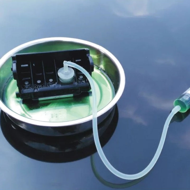 Ngâm đầu phun trong dung dịch vệ sinh đầu phun chuyên dụng