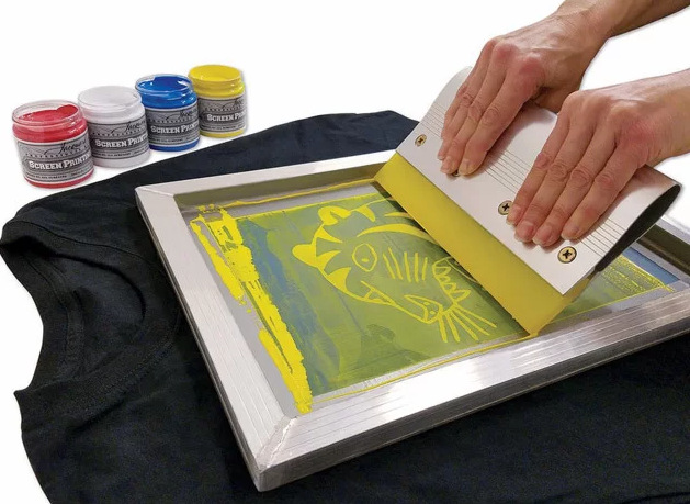 Phương pháp in lụa có lót trắng lên áo tối màu