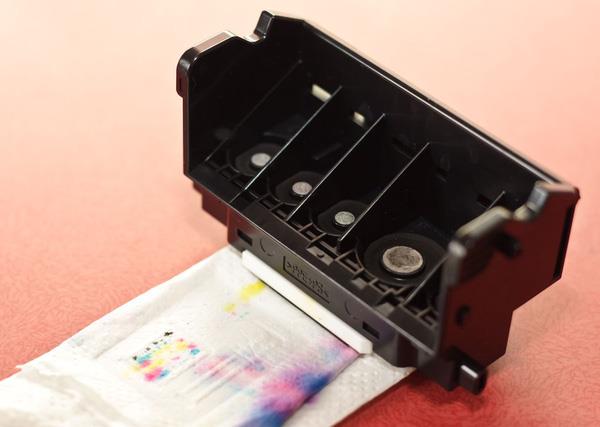 dùng giấy thấm mềm làm khô đầu phun